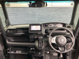 運転席周りです。カップホルダーや小物の収納などは必須ですよね!!使い勝手の良いつくりになっております!!