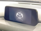 【8インチマツダコネクト】車内の雰囲気にマッチした大型のディスプレイ。スマホ接続でのナビ使用やBluetooth再生等、様々な機能が楽しめます。直感的なダイヤル操作が可能で、使い勝手も良好です。