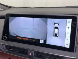 パノラミックビューモニターを装備。駐車場や交差点でクルマを真上から見るように周囲を確認できます。機能の詳細は販売店スタッフまでおたずねください。