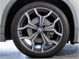 【BMWアロイホイル】軽量かつ強度に拘ったアロイホイル。走行性能ポテンシャルを引き出す設計。車の足元を引き締めてくれる大きなポイントはアロイホイルです。