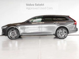 美しくエレガントなデザインのV90に、SUVと同等の車高とブラックのプロテクターが追加されたクロスカントリー仕様です エステートのドライブポジションのまま、SUVの走破性とタフさを得ています
