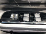 パワーウィンドウのスイッチです。 運転席にいながら助手席や後席の窓を開け閉めできるので、大変便利です。