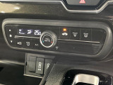 【オートエアコン】一度お好みの温度に設定すれば、車内の温度を検知し風量や温度を自動で調整。暑い&hellip;寒い&hellip;と何度もスイッチ操作をする必要はありません。快適な車内空間には必須の機能ですね♪