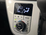 【オートエアコン】一度お好みの温度に設定すれば、車内の温度を検知し風量や温度を自動で調整。暑い&hellip;寒い&hellip;と何度もスイッチ操作をする必要はありません。快適な車内空間には必須の機能ですね♪