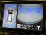 パノラミックビューモニターを装備。駐車場や交差点でクルマを真上から見るように周囲を確認できます。機能の詳細は販売店スタッフまでおたずねください。