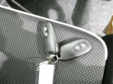 ドアの開錠施錠はドアノブに触れるだけ センサーが感知して開錠施錠をしてくれます 一度スマートキーをご体感ください 便利ですよ
