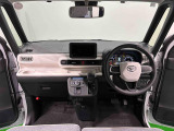 明るいコーディネートカラーに包まれた運転席空間。フロントガラス面積や位置取りが良く、Aピラーの内装色や形状にこだわることで前方・右前・左前方向の視認性がいいですよ!