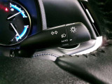 車外の明るさに応じて、自動的にライトの点灯・消灯を行います。
