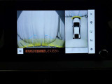 パノラミックビューモニターを装備。駐車場や交差点でクルマを真上から見るように周囲を確認できます。機能の詳細は販売店スタッフまでおたずねください。
