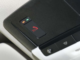 「SOSコール」が付いています。交通事故や急病などの緊急時に、専門のオペーレーターが消防司令センターや警察に迅速に連絡し、緊急車両の手配をサポートします。