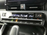 左右独立温度コントロールオートエアコンです。運転席、助手席それぞれで独立して温度設定ができます。冷え性の方が乗っても安心ですね♪