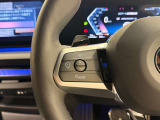 【ドライバーコックピット】人間工学に基づきドライバー中心にすべての操作パネルを設計。ドライバーが直感的に操作できる様にドライバー側にわずかに傾斜。常に運転に最適な姿勢/視線を保つ事が出来ます!