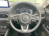インテリアに合わせたデザインのステアリングは、運転される方のことも考え、運転しやすい形状、大きさです。是非一度、実際に触ってお確かめください。