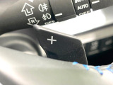 【パドルシフト】ハンドルから手を離さずに素早くシフトアップ&ダウンができるので、エンジンブレーキを使う下り坂や高速道路の合流で加速したい場面で役立ちます。
