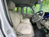 運転席まわりには十分なスペースがあり、大柄な方でもゆったり運転していただける環境です。