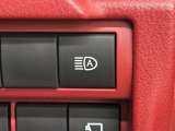 【AHB:オートマチックハイビーム】クルマに搭載されたシステムが、先行車や対向車の存在のほか周囲の明るさを検知し、ハイビームとロービームを自動で切り替える機能です。