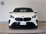 【BMWの伝統-1】BMWの特徴的な&ldquo;キドニーグリル&rdquo;は、80年以上続く伝統の形でございます。変わらないこだわりのデザインが、プレミアムブランド&ldquo;BMW&rdquo;を創り出します。
