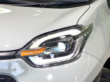 【LEDヘッドライト】悪天候や夜間走行時も良好な視界を確保し安心して運転できる高輝度LEDヘッドライトを装備!点灯速度が早く、消費電力も抑えられています。