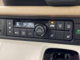 【オートエアコン】一度お好みの温度に設定すれば、車内の温度を検知し風量や温度を自動で調整。暑い&hellip;寒い&hellip;と何度もスイッチ操作をする必要はありません。快適な車内空間には必須の機能ですね♪