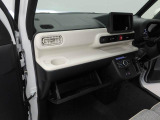 カップホルダーは運転席や助手席からちょうど手の届く位置です!!