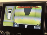 パノラミックビューモニターを装備。駐車場や交差点でクルマを真上から見るように周囲を確認できます。機能の詳細は販売店スタッフまでおたずねください。