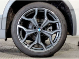 【BMWアロイホイル】軽量かつ強度に拘ったアロイホイル。走行性能ポテンシャルを引き出す設計。車の足元を引き締めてくれる大きなポイントはアロイホイルです。