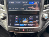 【左右独立温度コントロール式フルオートエアコン(DUAL/SYNC)】運転席側と助手席側でそれぞれ自由に温度設定ができ、快適な風量やモードなどを自動調整します