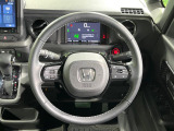 インテリアに合わせたデザインのステアリングは、運転される方のことも考え、運転しやすい形状、大きさです。是非一度、実際に触ってお確かめください。