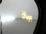 隣車線を走る車両をレーダーで検知し、ドアミラーでは確認しにくい後側方エリアに存在する車両に加え、急接近してくる車両も検知します。車両を検知するとドアミラーに搭載されたLEDインジケーターが点灯します。