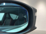 ブラインドスポットモニター(BSM)を装備しています。隣を走る車両が死角に入るとミラー内LEDインジケーターが点灯。さらに、ウィンカーを出すとインジケーターが光って点滅して注意を促してくれます。