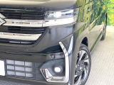 【LEDヘッドライト】悪天候や夜間走行時も良好な視界を確保し安心して運転できる高輝度LEDヘッドライトを装備!点灯速度が早く、消費電力も抑えられています。