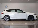 【BMWの伝統-3】BMWのお車は、&ldquo;駆け抜ける歓び&rdquo;を体現しております。走行の安定性とコーナリングの良さを追求し、思い通りにハンドルの操作可能です。