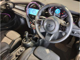 ミニ独特のゴーカートフィーリングと呼ばれる軽快なハンドリングはAT車、MT車のどちらでも楽しめます。