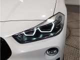 BMWの伝統の丸目4灯ヘッドライトでございます。LEDライトで視認性もよく明るく安全性の向上につながります。