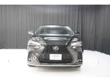 エクステリアは、一目でLEXUSとわかるスピンドルグリルを起点に、人が乗るキャビンの前後を大胆に絞り込んだ菱形のボディと力強く張り出したホイールフレアを融合させ、タイヤの存在を強調しています。