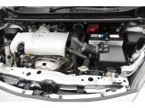エンジンルームの樹脂部分は丁寧に磨いてツヤをだしています。当社の中古車のエンジンルームクリーニングはとても自信があります★