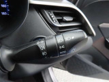 スイッチをオートに設定しておけば、車外の明るさに応じて自動的にヘッドランプを点灯・消灯します。夕暮れ時やトンネルの続く山道などを走行する時に便利なコンライトを装備しています。