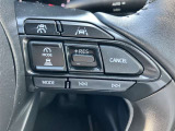 アダプティブクルーズコントロール機能付きです。走行中に先行車の様子を検知しながら、設定した車速の範囲内で先行車との距離のキープを支援します。詳細は販売店スタッフまでおたずねください。