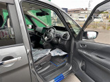 【運転席】座り心地が良いシートなので長時間の運転でも快適にお過ごしいただけます。新品のフロアマットのご注文も可能です。掲載箇所以外にご希望の写真がございましたらお気軽にお問い合わせ下さい。