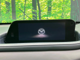 【マツダコネクトナビ】車内の雰囲気にマッチした一体型タイプのナビ。各種車輌設定やBluetooth再生等、様々な機能が楽しめます。直感的なダイヤル操作が可能で、使い勝手も良好です。