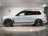 【XDrive】強大なパワーをXdriveシステムが瞬時に理想的な可変配分を行い、かつてない安心・快適・スポーティな走りを約束します。走行状況に応じてトルク配分を最適化してくれる優れものです!