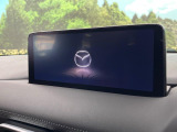 【10.25インチマツダコネクト】車内の雰囲気にマッチした大型ディスプレイ。スマホ接続でのナビ使用やBluetooth再生等、様々な機能が楽しめます。直感的なダイヤル操作が可能で、使い勝手も良好です。