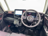 運転席まわりです。 各操作スイッチは使いやすい位置に配置されてます。