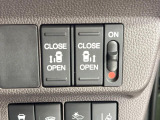 【両側スライドドア】駐車場で隣の車との間隔が狭く乗りにくい時、スライドドアなら安心!ドアオープン時も幅を取らず、開口部が広いので乗り降りがとっても簡単です。大きな荷物の出し入れも後席から可能♪