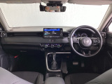 運転席は、大きな座面と包み込むような背もたれがドライバーの身体全体をしっかり支えます。上質なシート素材と座り心地のよいクッションを採用し、長時間の運転やコーナーの多い道も快適です
