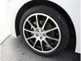 かっこいいホイールですね。 車のイメージを大きく左右するホイール部分はコダワリを持ちたいですね。
