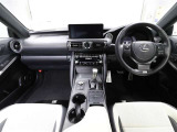 上質で落ち着いた印象のインパネ。視界も広々で運転しやすいです。
