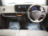 運転にかかわる様々な操作を安全に行えるように視点移動が少なく、操作性に配慮されたスイッチ類が凝縮されたコクピットです。