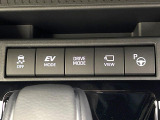 【リモート機能つきアドバンストパーク】専用スマートフォンアプリの使用で、車外から遠隔駐車・出庫が可能な先進機能。広い場所で乗り降りしたい時に便利です♪