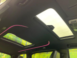 【サンルーフ】開放感たっぷりの希少装備、サンルーフが装着されています!車内に明かりを取り入れたり景色を楽しむ以外にも、車内の空気も簡単に換気できて快適です!